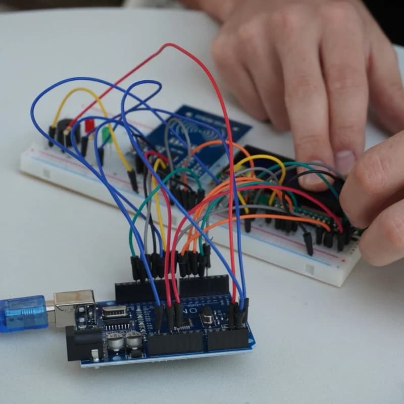 TechKid™ – edukacyjny zestaw do nauki elektroniki i programowania.